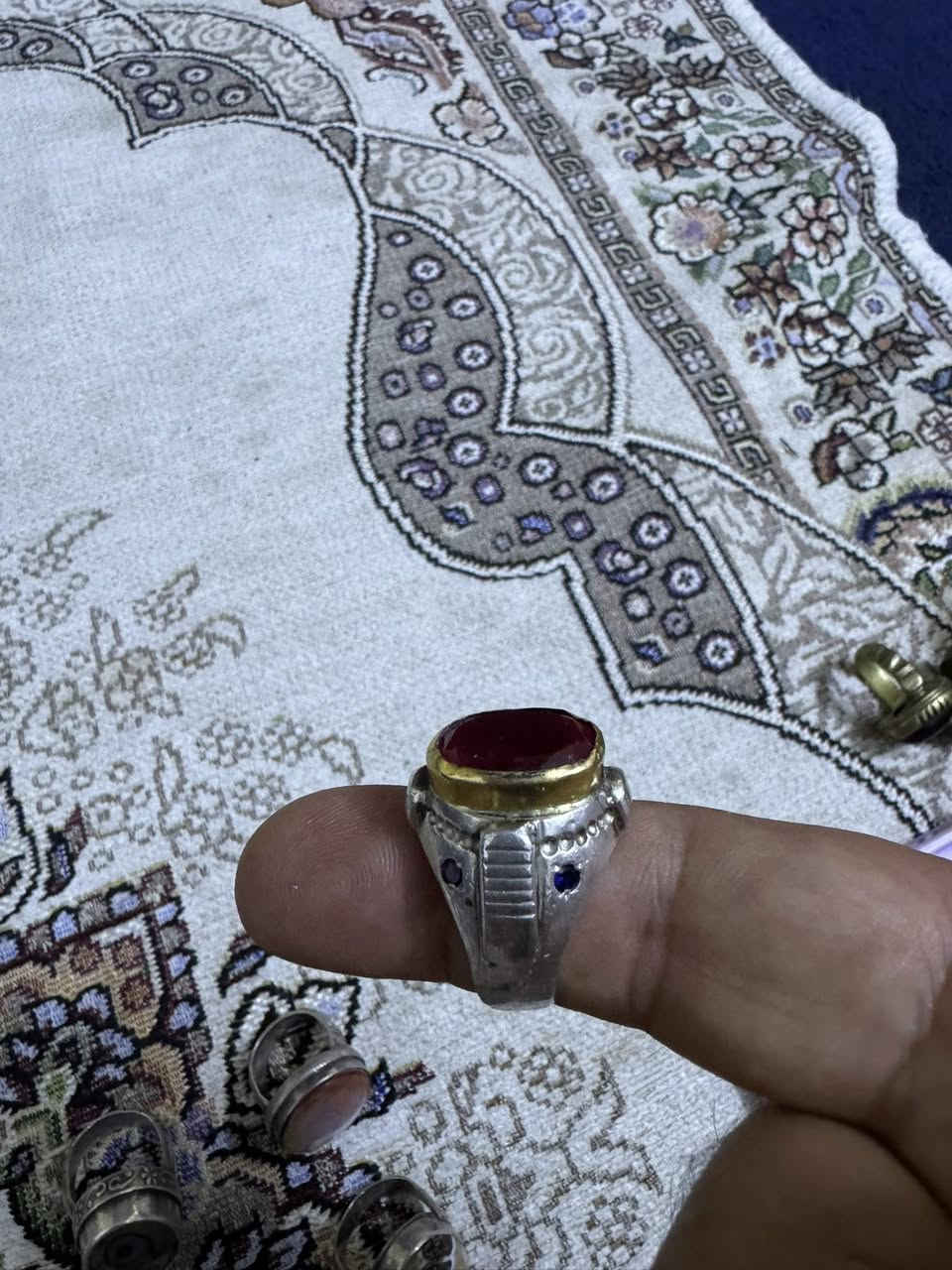 ياقوت احمر فول فحص عل الجهاز خاتم فضه ثقيل مع ذهب عيار21) ***********
