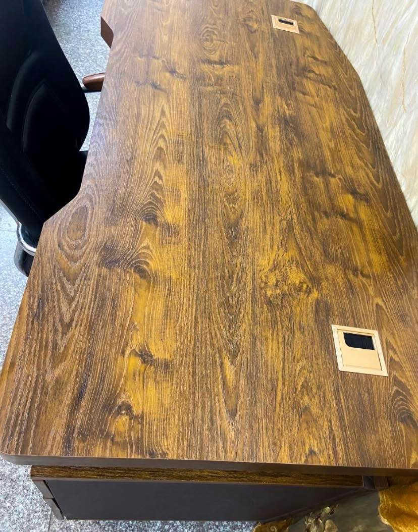 مكتب إداري عصري شبه جديد - فخم وثقيل جداً 🔥
مكتب أنيق يعطي هيبة لمكانك ✨

استيراد من شركة  CONSENT .
حجم كبير بحالة ممتازة جداً 🖥️

✅ لون بني خشبي فاخر بنقشة طبيعية راقية —  نوع المادة ( MDF ) .

✅ مقابض أدراج ذهبية من  ( live Space ) ✨.

✅ غطاء فرشات منظم كيبلات مربع ( DXIA 3 : ( 80 x 80 mm  — نوع المادة : المنيوم  ( ABS Brush ) .

✅ 🔌 منفذ لإدخال و إخراج أسلاك الكومبيوتر المكتبي .

✅ ثقيل الوزن وثابت ( جودة عالية جداً ) .

✅ مؤطر الحواف والجوانب بخامة جلد من الداخل والخارج ( High Quality ) .

✅ 🗄️ أدراج ( 3 ) جانبية واسعة + خزانة جانبية عملية .
✅ خالي تماماً من الخدوش ✨.
✅ كرسي جلد مكتبي مريح💺

      💎 مناسب للمكاتب .
      💎 الشركات .
      💎  الإستخدام المنزلي الراقي .
      💎 المكتب نظيف جداً  جداً …✨

📏 القياسات : 
         • الطول   :   ( 140cm ) سم .
         • العرض  :   (  70cm  ) سم .
         • الإرتفاع  :   ( 75cm  ) سم .

⸻⸻⸻⸻⸻⸻⸻⸻

السعر  :  175 الف   ( قابل للنقاش للجادين فقط ) .

📍  الموقع : زيونة .

📞 للإستفسار أكثر : التواصل على خاص . Colombo, Sri Lanka


**إذا كنت صاحب هذا الإعلان وتريد حذفه لأي سبب، رجاءا أرسل رسالة إلى الدعم الفني**