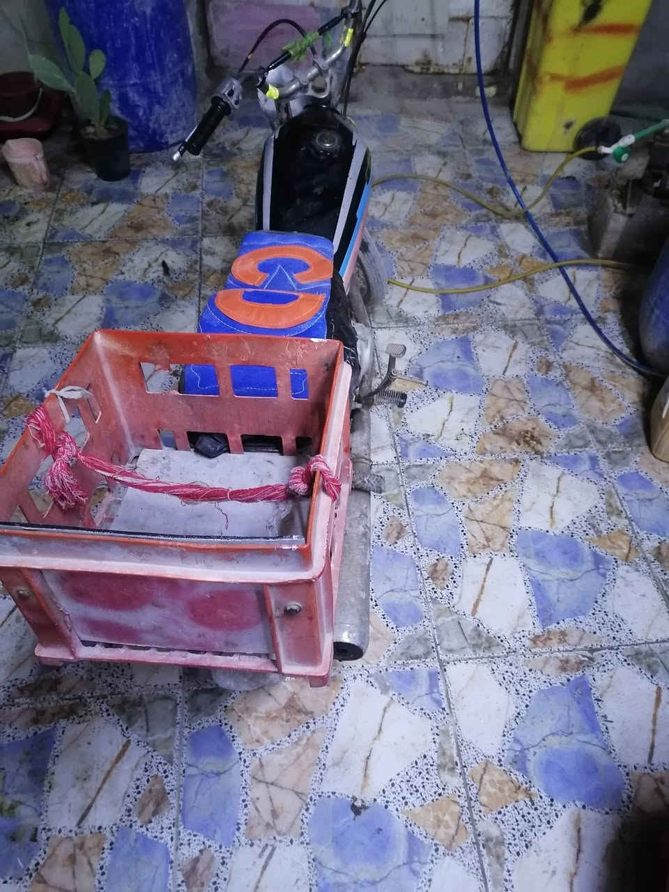 سلام عليكم شباب دراجه نامه 2013 اوراق اصولي تكدر اطلع رقم الدراجه كايمه بس تشتغل وتمشي مابيه شي كلجات زينه بس بستم وسلندر يرادله السعر 250 ولشراي يتصل الشراي يتصل ويدلل ***********
