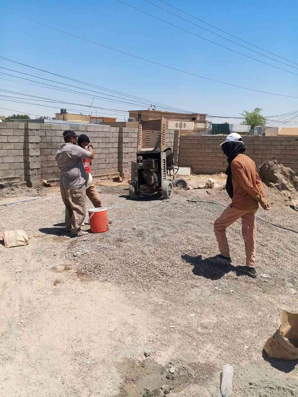 السلام عليكم 
يوجد عمال كادر كامل 
1_تصفير البيت من الانقاض وتطلع خارج البيت 
2_تنزيل البيت اذا كانت الارضيه غير معتدله 
3_فرش حجر وحدل الارضيه بعد ما ترش بالماء +توجد خباطة صب سقل ولاش وتصفيط اساس وتسليح ***********/***********
