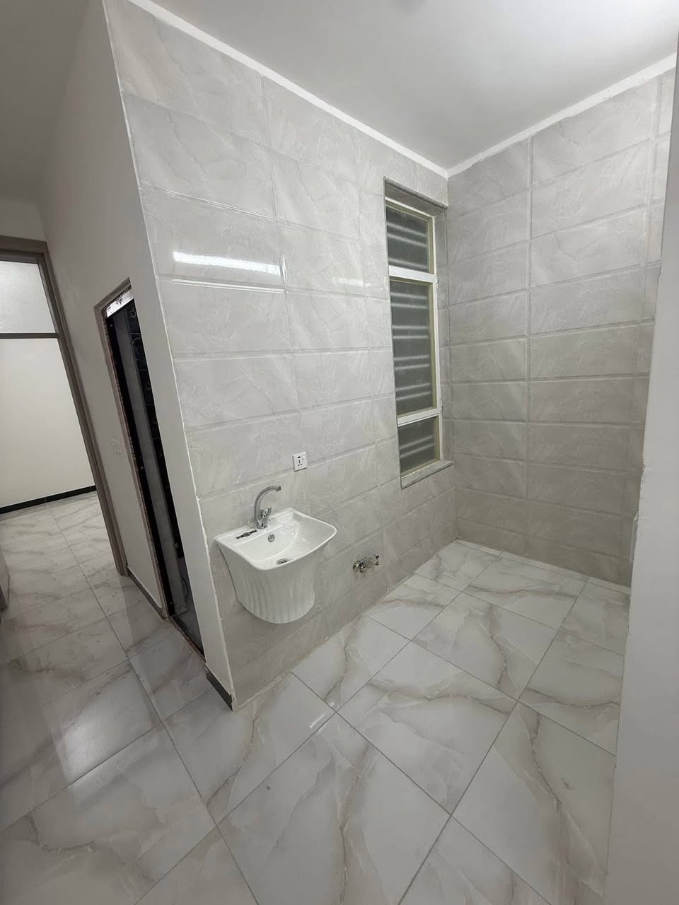 سلام عليكم 2 مشتملات للبيع مساحة 50 متر بناء حديث درجة اولى طابو صرف يحتوي على طرمة وصالة ومطبخ وغرفة نوم جوه ومنور وخدمات والطابق الثاني يحتوي على غرفتين نوم ومطبخ صغير وخدمات وبيتونه وسطحين ابواب تركية شبابيك الألمنيوم شارع عريض 15  متر العنوان بغداد منطقة القاهرة خلف تانكي الماء مقابيل سنابل لبنان قريب جامع نداء
الاستفسار على رقم 
***********
