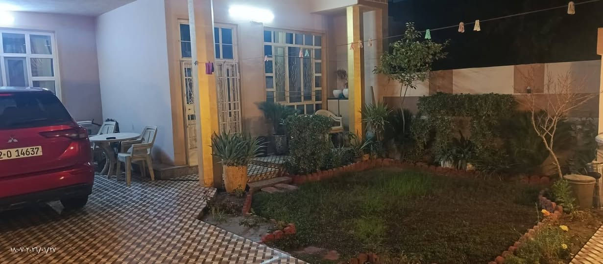 دار للبيع مساحه 300 متر طابق واحد غرفتين نوم 
القادسيه قطعه 500 السعر 150 وبي مجال 
***********
