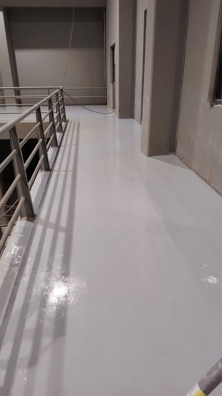 🏗️ بيتك أمانة.. احمهِ من الرطوبة والحرارة للأبد! 🏗️
هل تعاني من مشاكل تسرب المياه أو الحرارة العالية؟ الحل ليس مجرد "صبغة"، الحل هو نظام البولي يوريثان المتكامل الذي نقدمه لكم بأعلى المعايير الهندسيّة.
نحن لا نضع المادة فحسب، بل نتبع خطوات علمية دقيقة تضمن لك عزلاً يدوم لسنوات:
🛠️ منهاجنا في العمل (خطوات الإتقان):
1. التنظيف الشامل: إزالة كافة الأتربة والشوائب لضمان تماسك المادة.
2. حف "الكوسرة": تسوية السطح وفتح المسامات لضمان التصاق المادة بالخرسانة.
3. الغسل الأول: إزالة الغبار الناتج عن الحف.
4. معالجة التشققات: ترميم وتصليح كافة الفطور والتشققات بمواد إنشائية خاصة.
5. عزل التوصيلات: عزل دقيق لأنابيب السبالت والمجاري لمنع أي تسريب مستقبلي.
6. الغسل النهائي: التأكد من نظافة السطح بنسبة 100% قبل البدء.
7. طبقة البرايمر (Primer): طبقة الأساس لتعزيز الالتصاق ومنع الرطوبة.
8. المادة النهائية (Polyurethane): تطبيق الطبقة العازلة التي تحمي من مياه الأمطار وأشعة الشمس الحارقة.
9. فحص العزل بالماء بمدة لاتقل عن 24 ساعه حتى نضمن لك العمل 100‎%‎
✨ لماذا تختار "المهندس للعزل والترميم"؟
✅ خبرة ميدانية في كبرى مشاريع البنى التحتية.
✅ استخدام أجود المواد العالمية.
✅ دقة في المواعيد وإتقان في التفاصيل.
✅ ضمان حقيقي وراحة بال طويلة الأمد.
📞 للاستفسار والحجز، تواصل معنا الآن:
[***********]
📍 أربيل وكافة المناطق المجاورة
المهندس للعزل والترميم.. القوة في الأداء، والضمان في التنفيذ.

