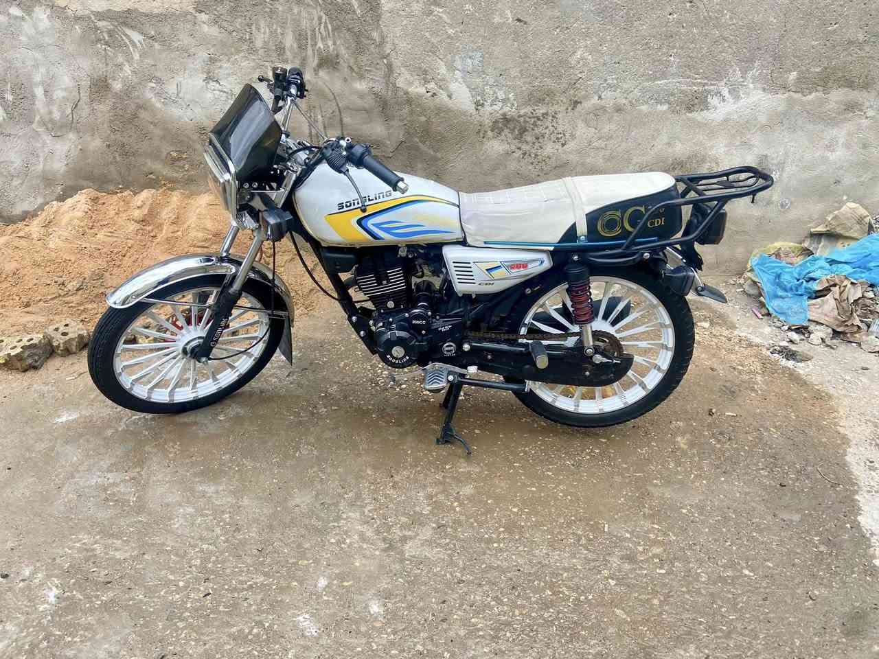 سلام عليكم شباب دراجة ايراني 5 كير  موديل( 2026 )
محرك 200cc اسود استخدام شخصي مامشتغله دلفري
وياها سويجات ثنين وبصمه تشغيل كلشي شغال بيها
بدون كمرك اوراق معرض وياها فقط
السكن بغداد مدينة الصدر 
السعر 850 وبيها مجال 
للاستفسار ***********  اتصال وبيه واتساب همين
