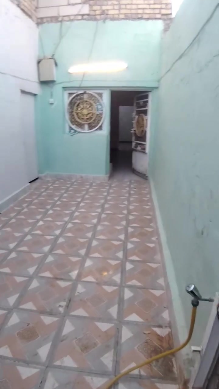 بيت  100 متر نزلت حجي هندي من جهة سيد محيل اول فرع عاليمنى  مقابل مجمع فدك  قرب البرج العالي   تفاصيل بالفديو    السعر 25 وبي مجال  يرهم مراوس او بيع   مرقم ومعامله بالبلد يه مسلمها ***********
