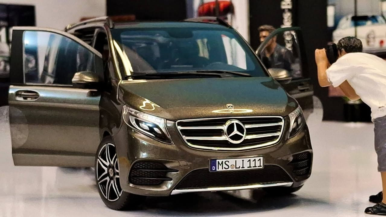 MERCEDES BENZ V CLASS 🏴‍☠️
NOREV 1/18
بتفتح ابواب ودهر السياره وباب جرار ..فرش شمواه ..دريكسيون متحكم بحركه العجل الامامي ..حجمها كبير ووزن عالي 
#diecast #مجسمات_سيارات #fyp #modelcar #mercedes 
#ماكيتات_سيارات

Mercedes-Benz 
Mercedes-Benz Egypt 
Ayman Rehan 
ماكيت لعربيتى diecast


**إذا كنت صاحب هذا الإعلان وتريد حذفه لأي سبب، رجاءا أرسل رسالة إلى الدعم الفني**