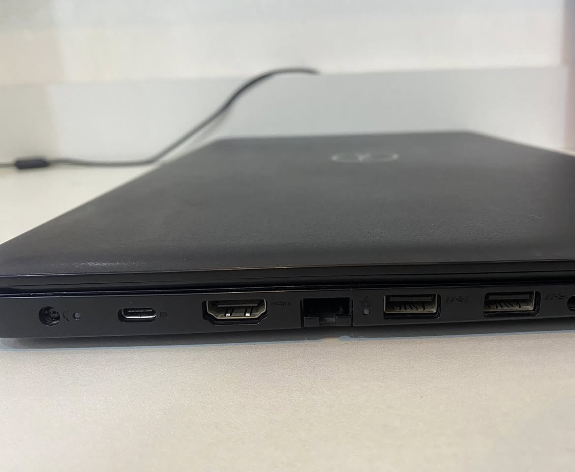 السلام عليكم  لابتوب DELL Latitude 3500
CPU INTEL CORE I3 gen 8  

RAM 8 gigabit 

Hard SSD 256 

Size 15.6 

Windows 11 PRO 

GPU HUD 620 4 gigabyte  

يجي وياها شاحنه أصليه تگدر تتأكد والنظافه همين نظيفه جداً ووياها ماوس RGB السعر ٢٤٠ وبيها مجال وراسلني وبيك خير وتتدلل للأستفسار ***********
