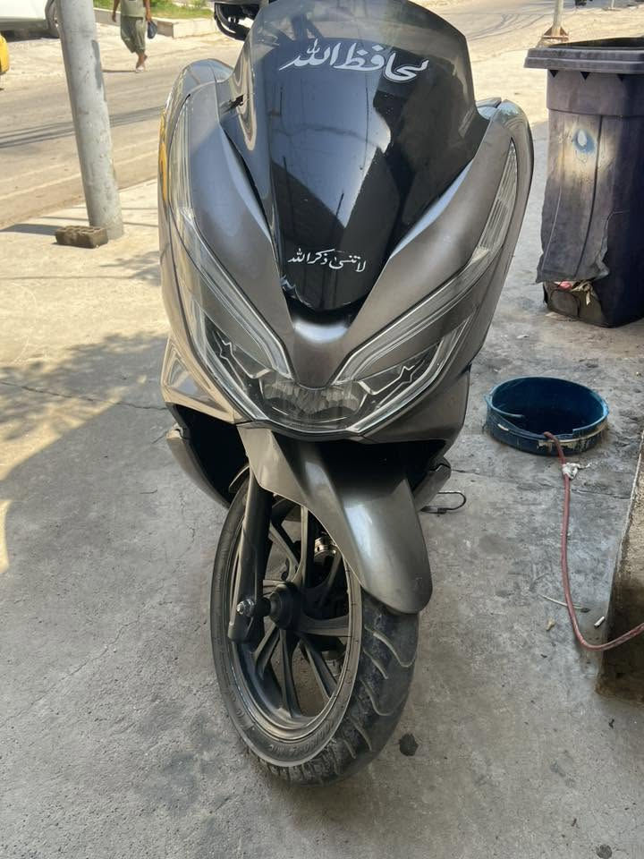 السلام عليكم اخوتي طيبين pcx جيل ثالث 150 ياباني يعني kf  دراجه تخبل محرك مكفول دهن موتل بانزين كله محسن الله شاهد نضافه الكفرات كدام عينكم 80/100 مكانها بغداد 
وهاذا رقمي شراي بي خير ويدلل يشلع عيوني ***********
