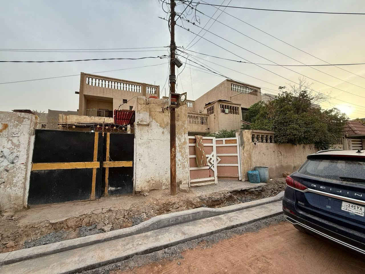 بيت بناء قديم للبيع حي الامام علي الفرع القريب لبيت ابو الطوبة مساحتة تقريبا 350 يحتوي على مشتمل الاتصال على ***********واتساب فقط
