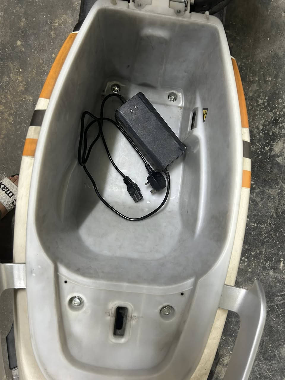 ريان ام عيون صالها يمي خمس اشهر
ناقصها كفرات لان كفراتها تعبانة  
بطاريات ٦ كبار بطارياتها جديدة كهربائياتها كلها شغلالة اضائتها زنون شلعتها تاكل الكاع 
بغداد / حي القاهرة 
للاستفسار *********** واتساب
