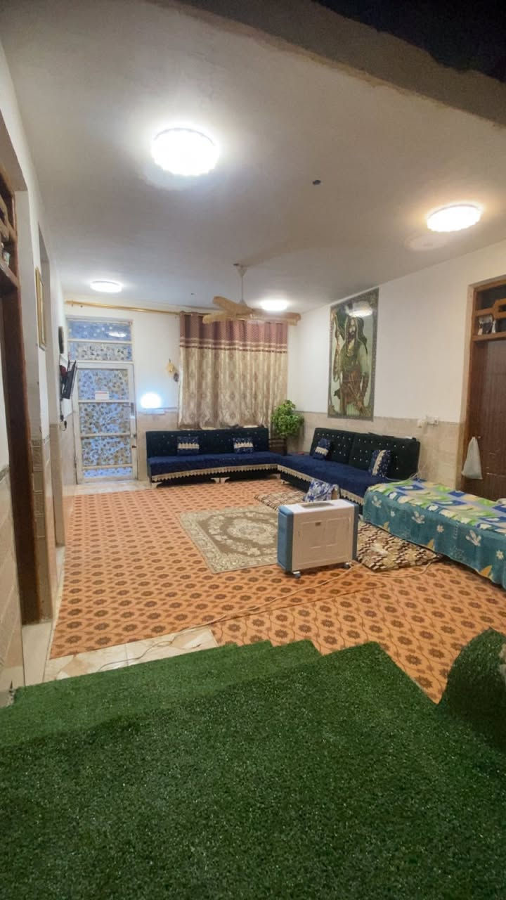 السلام عليكم دار للبيع مساحه 250متر تفاصيل استقبال ومطبخ وغرفتين نوم وصالة  وحديقه    العنوان خلف  بيت جاسم لكويجو قرب الحسينه جمال زليزل البيت زراعي سند 25 اي استفسار على الهاتف  متواجد     ***********   السعر. 60 وبي مجال
