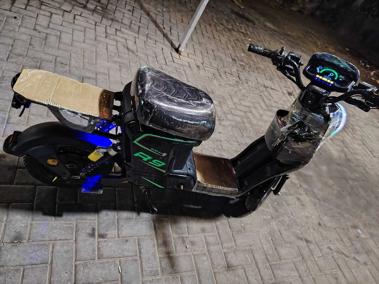 R9 2026 جاهزه 4 نمر 5 بطاريات 32 امبير البطاريات شرط الفحص بلاديات انه فاحصهن بأيدي شرط الشحن مالها 3 ايام يمشيك وين ما تريد الدراجه جديده كلشي شغال بيها
بيها نقص الكشن الوره وحساس الملف عاطل حالياً ما تمشي
بدللها حساس وتمشي عله الضمان غير الحساس انه اوكفلك
السعر 380 وبي مجال عنوان البصره 5ميل ***********

