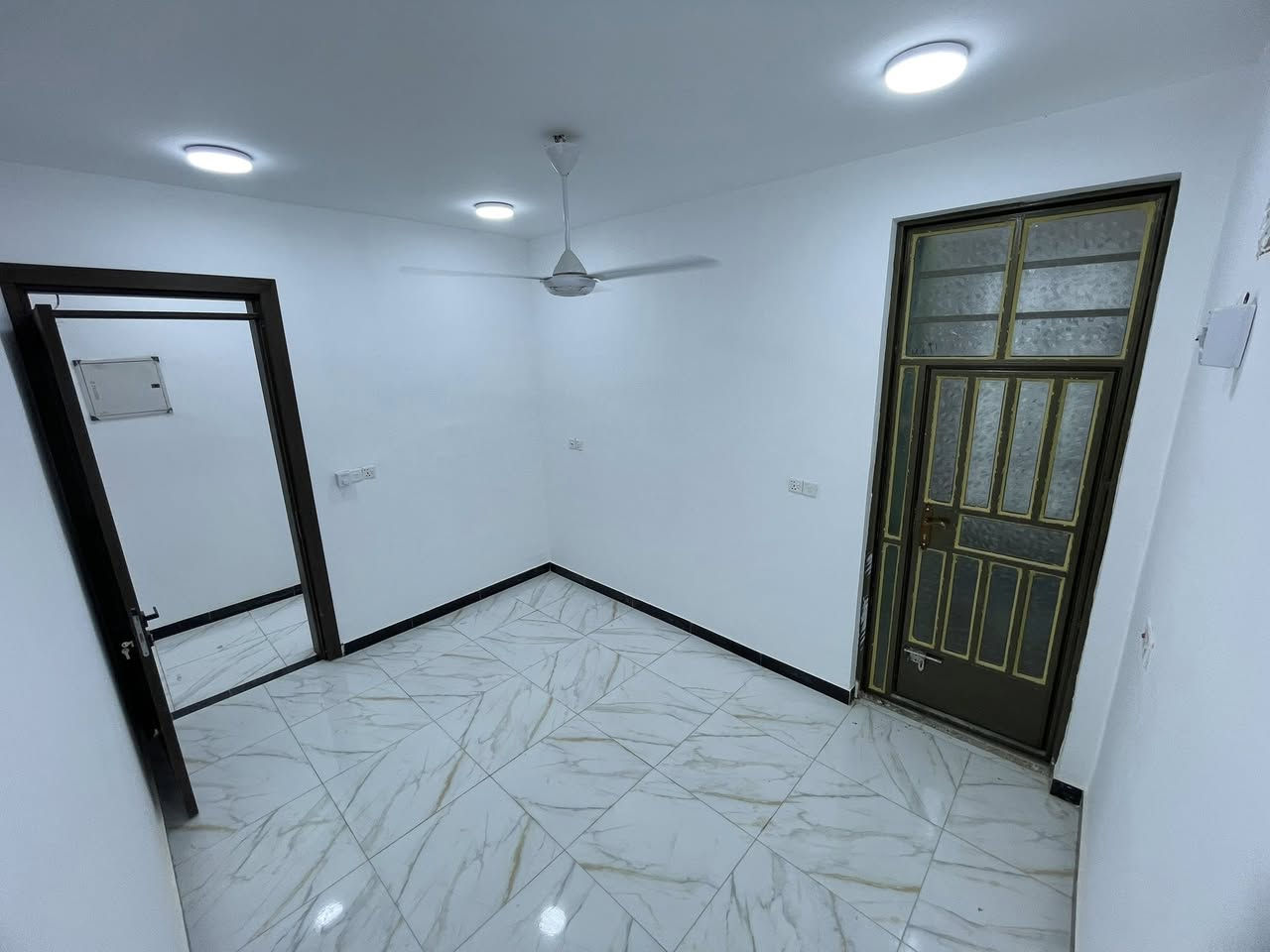 شقة٩٠ متر للإيجار غرفتين نوم وصاله وخدمات بناء جديد الاعظمية
 قرب السريع جه الكم 
طابق اول ٥٥٠
 
 ***********
