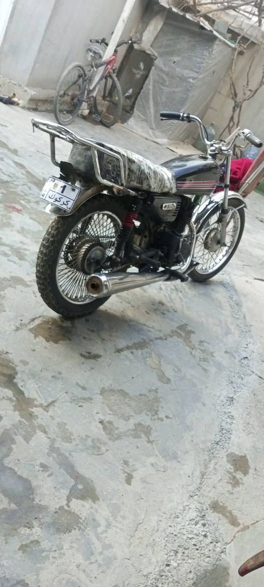 سلام عليكم دراجه للبيع نامه  2017 تعميره كلها جديد شاد شاصي رفيع محرك شرط لا صرف لا بخار دبلات امامي خلفي كلها شغاله سعره مناسب رقم180 موبايل
***********
