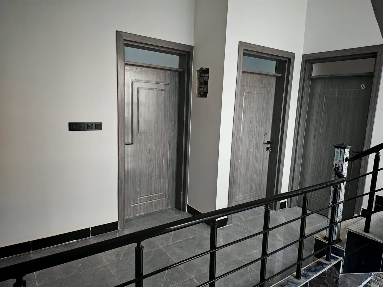 للإيجار مشتمل جديد بناء حديث
#المساحة ١٠٠ متر
#الموقع الاطفاء زراعي دليمات خلف مدرسة شقائق النعمان
#المحتويات طابقين اربع غرف نوم واستقبال ومطبخ حار وبارد ومجموعتين صحية
#للتواصل مع صاحب المنزل 
الاتصال على الرقم
***********
