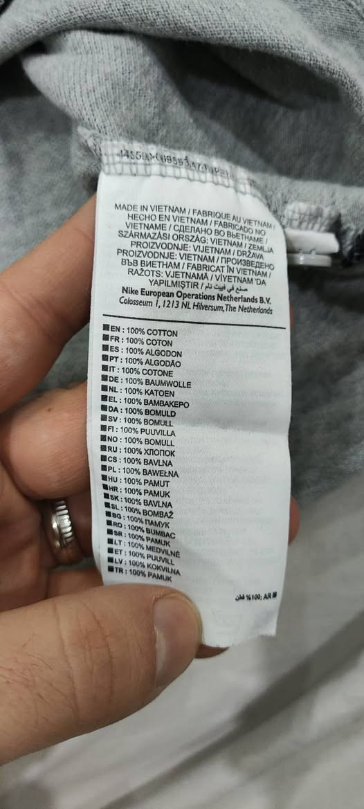 NIKE ✅✅ 
باله اوريجنال 💯💯 
النظافة 💯💯    
L القياس 
58cm عرض الصدر 
72cm الطول 
يتوفر توصيل لجميع محافظات العراق 🚙


**إذا كنت صاحب هذا الإعلان وتريد حذفه لأي سبب، رجاءا أرسل رسالة إلى الدعم الفني**