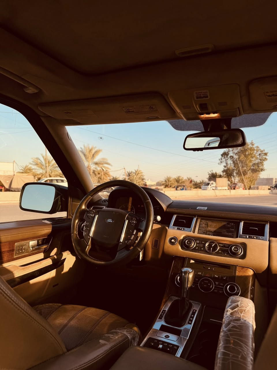 السلام عليكم رانج روڤر للبيع
موديل 2012 خليجيه
فول فوووللل مواصفات 
بدون حادث بدون تصليح بيها فقط قطعه وحده رش البنيد بدون تصليح 
مكينه العاديه المرغوب مو سوبر
تحكمات ستيرن شفتات كشنات كهرباء داخل جلد جكات شغاله تبريد شغال جديده من ناحيت كلشي مابيها اي نقص 
السعر 140 
***********
***********
العنوان بغداد جزيره بغداد السياحيه
