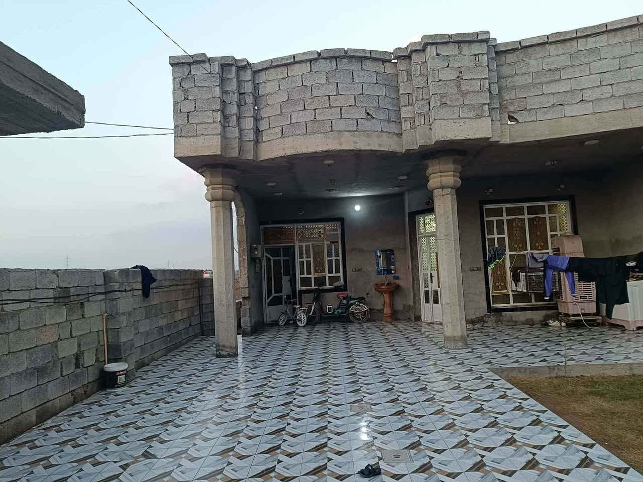 السلام عليكم بيت للبيع المساحة الكلية 400 متر غرفة استقبال صالة مطبخ نوع العقار زراعي المكان ديالى خان بني سعد قرية السيح خدمات كاملة ماء انارة كهرباء مولد سحب السعر 42 وبيه مجال بسيط اللاستفسار الاتصال على الارقام ***********
