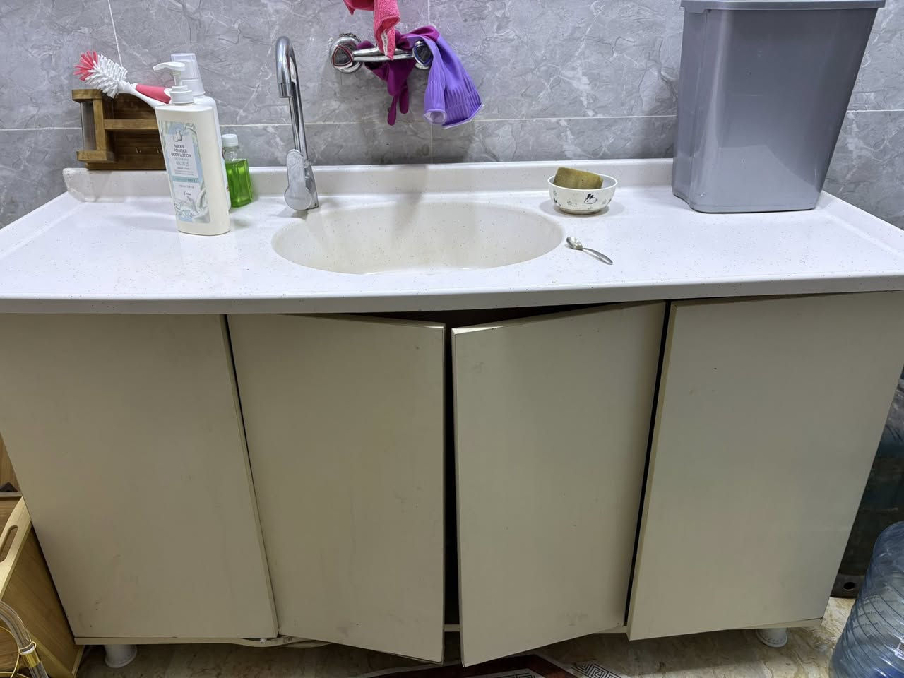 للبيع (تخم وكاونتر) التخم قطعتين  ٣ نفرات وقطعه نفرين وقطعتين ام النفر والكاونتر ٣ قطع مثل ما موضح بصوره مكاني البنوك بسعر زين تواصل خاص او واتساب ***********
