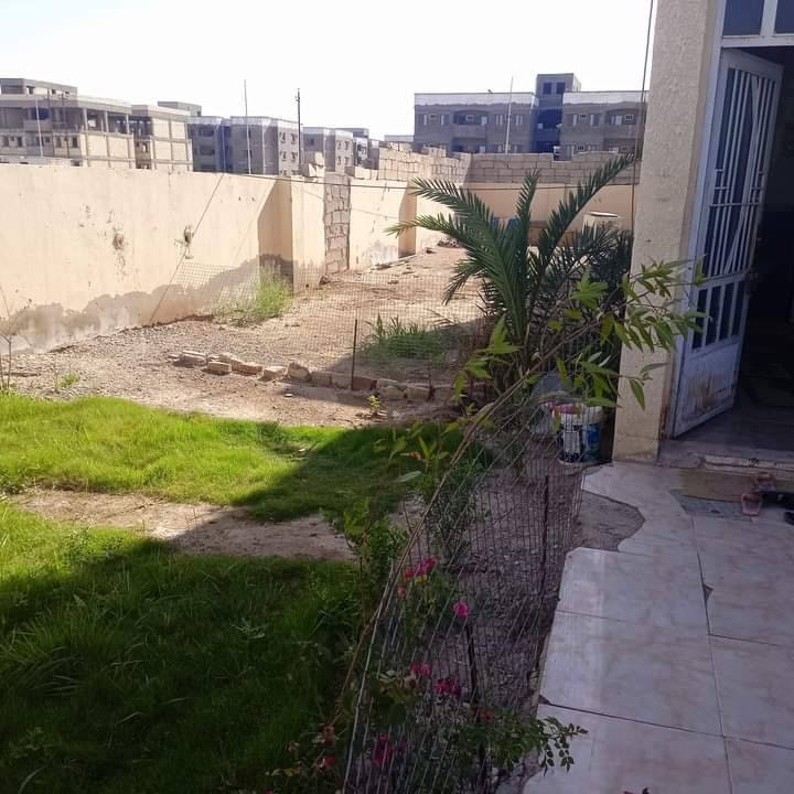 السلام عليكم دار للبيع المسحه  300 متر مربع طابو صرف بسمي العنوان سيف سعد مجاور الشقق قريب ع الشارع العام كلش يتكون من مطبخ سيراميك استقبال و غرفتين وحمامين شرقي وغربي الطابق الثاني غرفه و صاله وحمامين وبالبيت كله سراميك وحديقه ع طول البيت 75 مع ضمن البيت مراوس بشتمل أو بيت في بعقوبه للستفسار على الرقم *********** واتساب مفتوح فقط و خط
