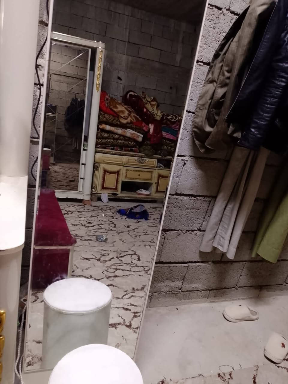 غرفه اخشاب للبيع مستعمله مكونه من تسع قطع والغرفه ما بيها اي ضرر مستعمله سنه واللي يريدها يدخل خاص العنوان كركوك حي الزوراء ❤هاذه رقم ***********
