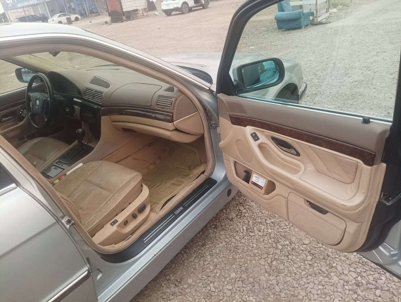 السلام عليكم للبيع
bmw e38 740i  
رقم بغداد جديد باسمي
موديل 95
كير مكينه كفالة شلعة ومعدل
كهربائيات كلها تشتغل مابيها اي نقص 
تبريد ثلج 
منظومة غاز 
سلايد شغال
حداديه امامية وخلفية جديدة
غرفتها شادها جديد نقصها بطاين البوب الخلفية
و تريشة الدعامية الخلفية فقط  
الاستفسار اكثر ***********
السعر 78 
مكان السياره بغداد المحمودية
