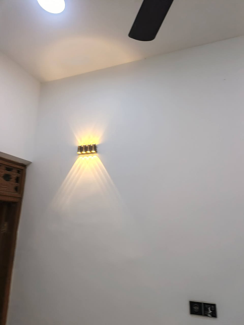 السلام عليكم
بيت رزاعي سند 25
بناء حديث
الموقع حي الميكانيك 
يتكون من غرفة +صالة + منور +مطبخ +صحيات
المساحة 100 
***********
وموجود بالخاص
