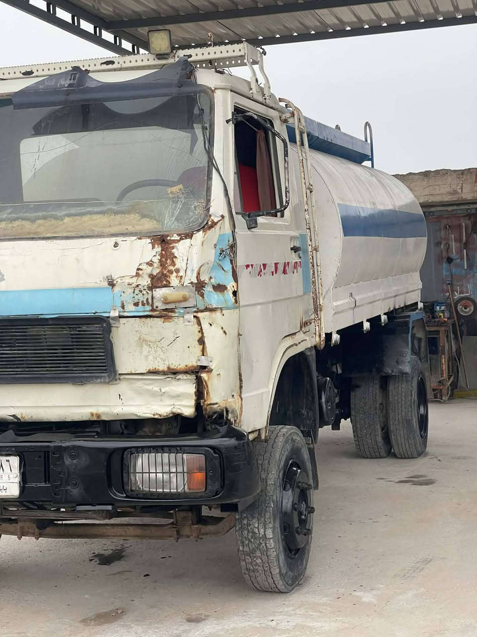 للبيع تنكرماء مان محرك وكير واكسل وفريندكسن كله البه بريك هوه  بس شاصي وقماره مان رقم بابل. تنكر حموله ٨٠٠٠لتر سعر ٤٥$ 
اي استفسار اتصال ***********
