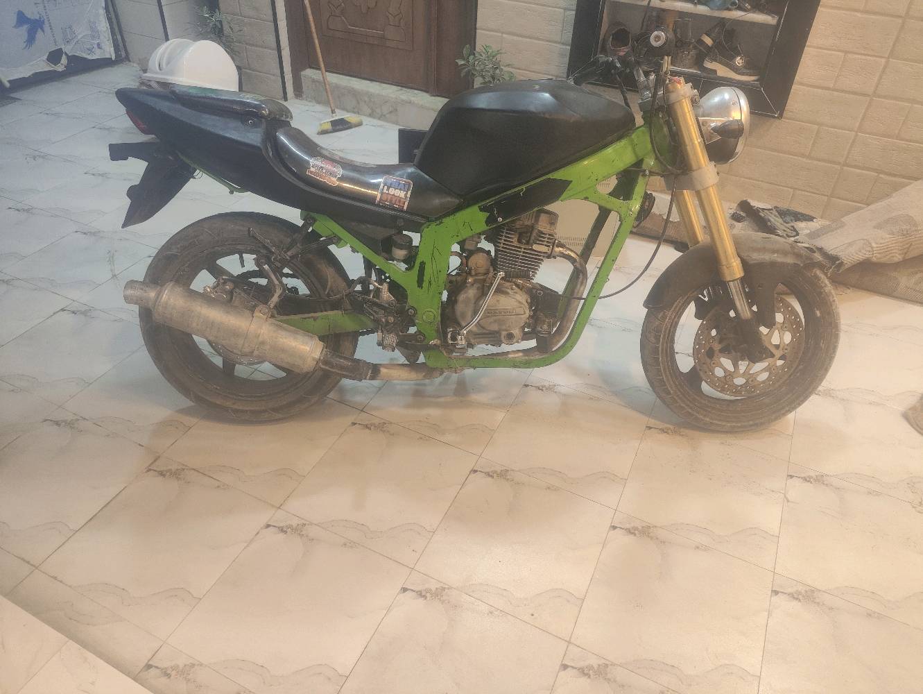 دراجة نارية قوية وتصميم جذاب بلون أخضر وأسود، قادرة على الأداء الممتاز في مختلف الظروف. مناسبة للشباب اللي يحبون السرعة والمغامرة. استخدمت لفترة وتم صيانتها بشكل دوري، والدفع موجود جديد وفعّال.