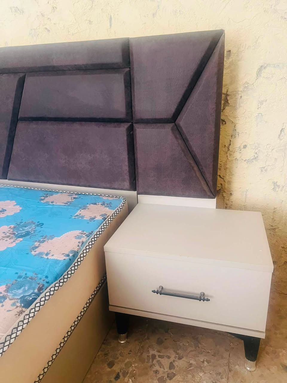 هذا النص بعد التعديل كما طلبت:
⸻

🏡 للبيع – غرفة نوم تركية درجة أولى 🏡

✨ مستعملة استعمال قليل جدًا، ونظيفة بحالة ممتازة.

📦 تتكون من:
✅ جرباية (سرير)
✅ عدد (2) لوكر
✅ ميز تواليت
✅ مرآة
✅ كنتور 6 أبواب

💰 اشتريتها بسعر: 750
🔥 المطلوب حاليًا: 650 فقط

🤝 الشراي بي خير ويدلل.

📞 للتواصل:
***********

⸻
