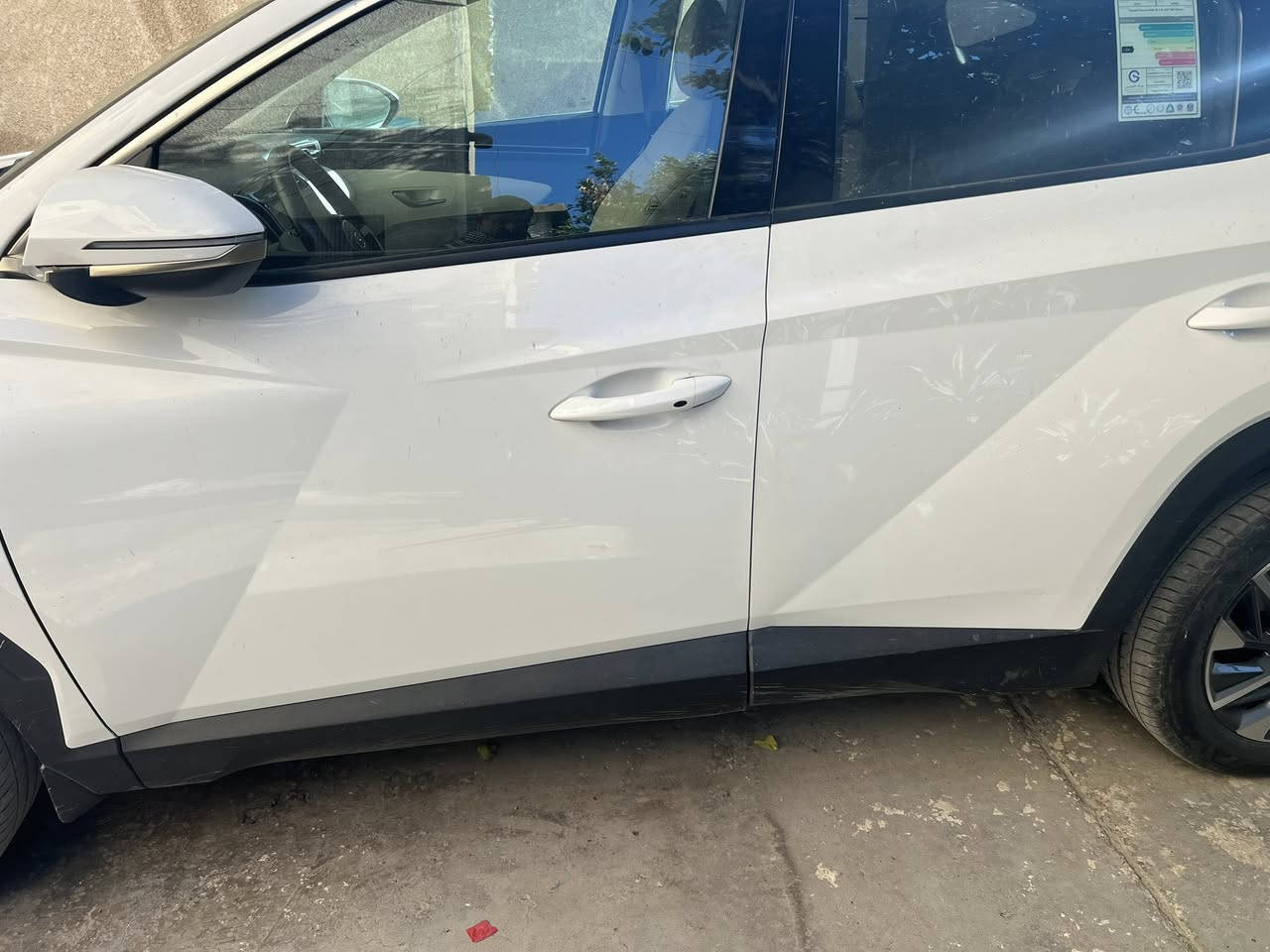 توسان 24 خليجي استلام شركة الاولى وبعدها بضمان الشركة فول الفول وبانوراما ماشية 44 الف رقم بغداد الانكليزي سنوية لغاية 2029 وهزة جديده بيها تبديل باب السايق اثر حادث ستوته وصبغ ربع باب الخلف السايق وشبر من الصندوق بدون ايرباك وكل شي مذكور بالسونار السيارة جديدة بمعنى الكلمة السعر 215 وبيها مجال بسيط حك الجيه فقط *********** واتس اب فقط 
بغداد الدوره شارع المصافي
