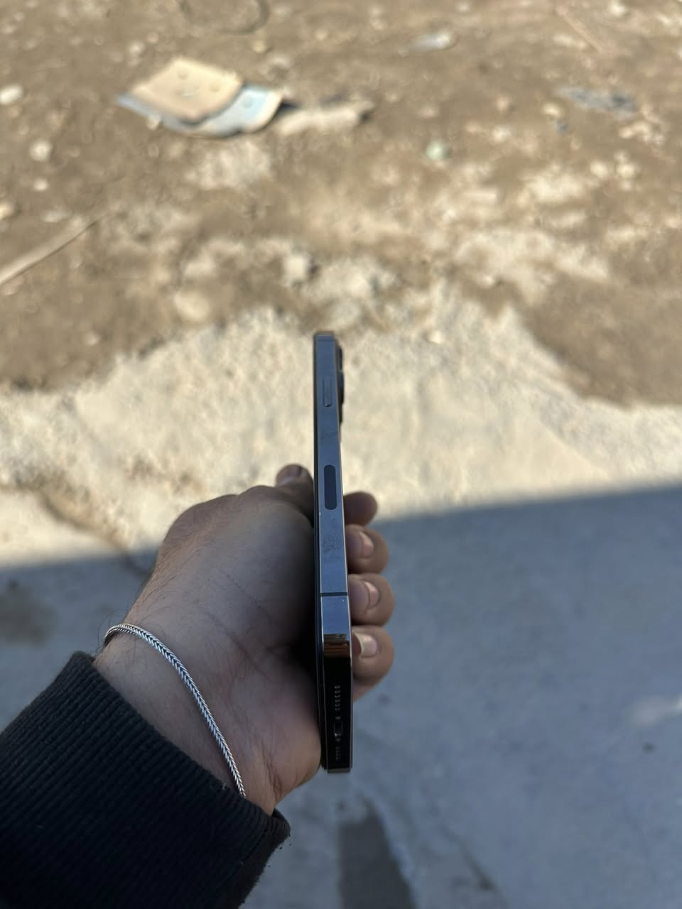 ايفون 13برو ماكس 
مستبدل شاشة وبطاريه وكاله لاصرف ولاتعليك 
بطاريه 100ملحقاته 5كفرات وشاحنه 
ذاكره 256
لون اسود 
مكاني حله نادر 
*********** سعره 525وبي مجال بسيط
