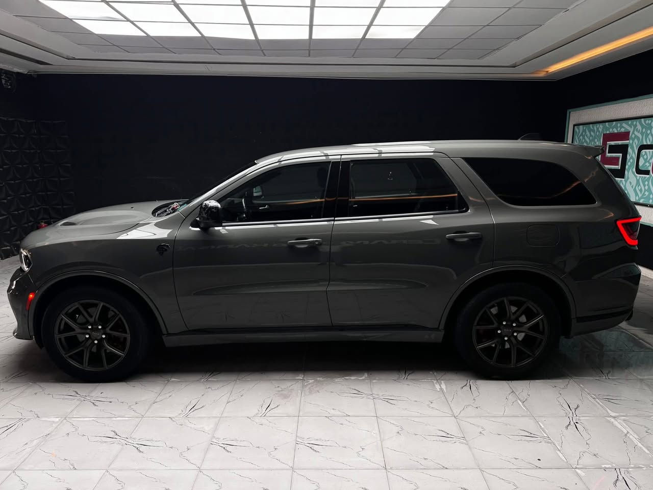 🔷سنة الصنع : 2023

🔷اللوحة : رقم بغداد مميز

🔶السعر : 280 وبي مجال بسيط

🔷الضرر : بنيد وجاملغ مبدل ومصبوغ ضرر سطحي فقط(سونار + رقم شاصي+ صور الحادث ) مذكورة داخل المنشور

🔷لون اسمنتي

🔷رقم الشاصي : 1c4sdjft9pc558152

🔷المواصفات: R/T

🔹حجم المحرك : 8 سلندر 5.7L 

🔹عداد المسافة: 45 الف قابل الزياده

🔹كشن السائق ذاكرة

🔹سقف رولز رويس

🔹انارات محيطية

🔹داشكام مرأة وسطية 

🔹رادار جانبي وخلفي

🔹سستم اكزوز SRT

🔹اكزوز ريمونت

🔹دشبول شامواه

🔹حساسات خلفية

🔹ستيرن SRT

🔹قطعتين تبريد

🔹كراسي جلد وشامواه

🔹كراسي الامامية كهرباء

🔹ويل كب حجم 20 انج SRT مع تخم تاير جديد

🔹لايتات LED بالكامل

🔹شاشه تحكم بالايعازات

🔹تحكم ستيرن جهتين

🔹بصمة ابواب وتشغيل وتشغيل عن بعد

🔹مع باقي المواصفات R/Tمعروفه 

🔹اويل كاتچ كان 

مكان السيارة :- كربلاء المقدسة
رقم الهاتف :- *********** ( واتساب )
                                       ***********
