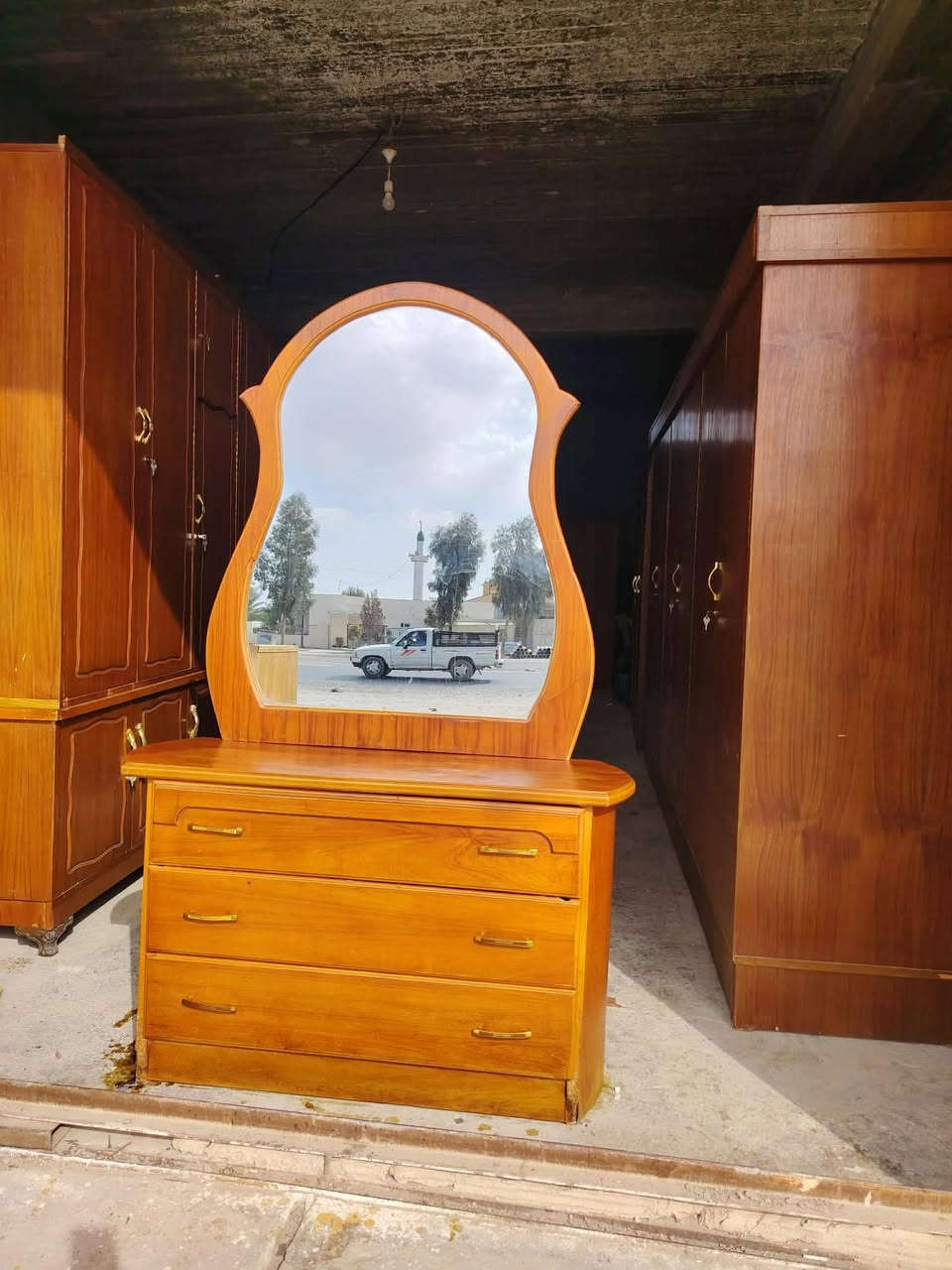 ميز تواليت صاج فول نضافه سعر ٦٥ يوجد توصيل داخل تكريت والعلم  الاتصال ع رقم تلفون ‏‪***********‬‏
