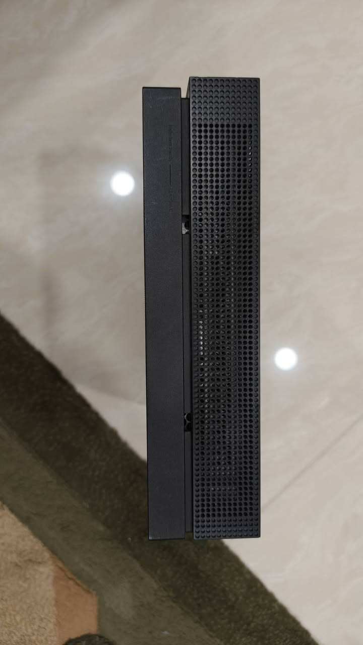 Xbox One x
الجهاز مصلح مدخل HD
ونظافة 90%
وياه يدتين اصليات وحدة منهن ما تقبل واير شحن
وياهن يوبي إس ١٥٠٠ اوفلاين حماية للجهاز فقط يعني ما يتحمل يشغل جهاز وشاشة من تطفة الكهرباء لمدة طويلة 
وياه ضمان أسبوع إذا بيه مشكلة أو أي شي انت ما مرتاحله رجعه وما يكون خاطرك إلا طيب 
سعر الجهاز وي الأغراض كلهن ١٨٠ وبيه مجال 
وكل الهلا اليريد يتواصل واتساب ***********
