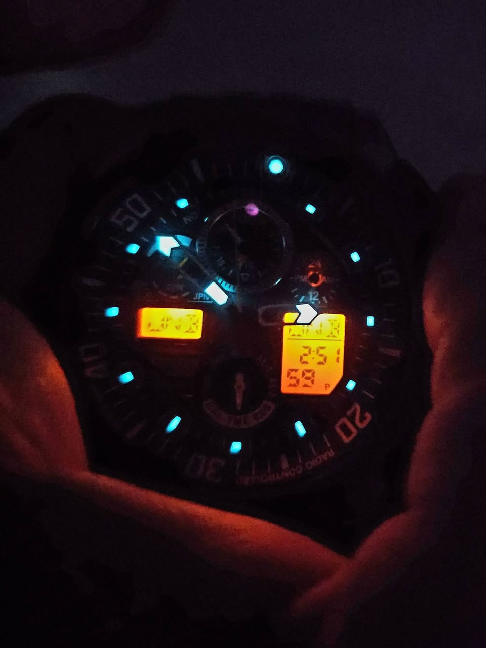 سلام عليكم
ستيزن ايكو درايف تيتانيوم بالكامل
من الموديلات المميزه جدا
ايكو درايف شحن ضوئي 
ياباني اصلي غنية عن التعريف 
نضافة ممتازة مع كامل مرفقات الاصلية
سناتر متعددة
جرص
منبهات عديدة
لد بالون الاحمر 
ارقام وعقارب لامينوس
توقيتات عديدة
قطر الساعه ٤٦
ملاحضة (سير ايلبس ايد وسط)
مواصفات الساعة عديدة ومميزة ومروفة لأهل الاختصاص
سعر الساعة  ٤٠٠ الف 
للمهتمين فقط
يوجد توصيل لمجيع المحافظات
للاستفسار خاص او واتساب
***********
