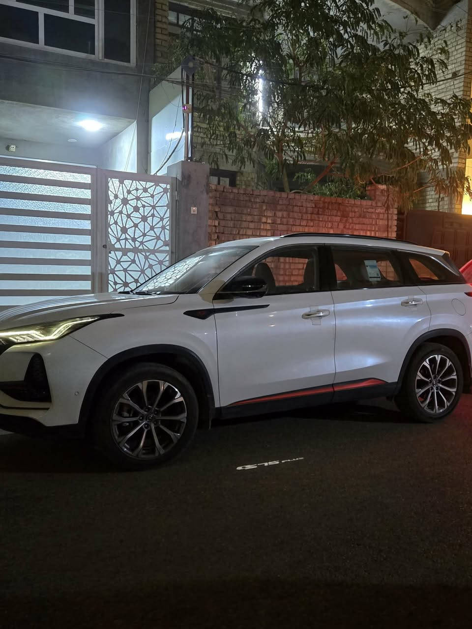 السلام عليكم شانجان cs75 plus
لون ابيض داخل احمر رقم بغداد حرة 
مواصفاتها 
• محرك قوي توربو + جير أوتوماتيك ناعم
•  LED اضأة أمامية وخلفية + نهارية 
•إنارة ترحيب أرضية 
• فتحة سقف بانوراما
• مقاعد جلد فاخرة
• مقاعد كهربائية ونظام تخزين 
•تبريد مقاعد 
• شاشتين متصلات (عدادات + شاشة وسطية كبيرة)
• نظام تشغيل ذكي (بصمة / زر تشغيل)
•تشغيل عن بعد 
•تحكم قيادة بالريمونت 
•اوتو بارك 
• تكييف أوتوماتيك ثنائي المناطق
• فتحات تكييف خلفية
• إضاءة داخلية متغيرة عدة اللوان  Ambient Light 
• كاميرا 360 درجة
• حساسات أمامية وخلفية
• رادار النقطة العمياء
• مثبت سرعة ذكي
• نظام المحافظة على المسار
•نظام مانع تصادم أمامي ومانع تصادم خلفي
• شنطة كهربائية
•مساعد صعود مرتفعات
• تحكم كامل بالمقود
•أربعة أنظمة قيادة 
•دخول ذكي 
•مرايات شفط 
•دوسات كهربائية

وبعد مواصفاتها كثيرة 
ماشية السيارة ٧٢ الف كيلو 
مكانها بغداد 
السعر 170 ورقة 
التواصل ***********
