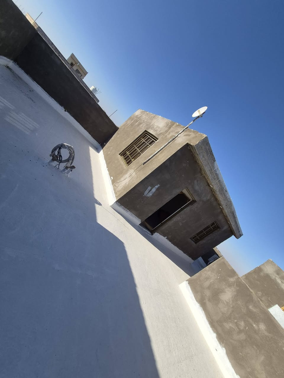 دار للبيع الفيحاء مقابيل ميناء المعقل ارض الدكتور يبعد عن الشط 600 م ...
جنس العقار زراعي أصولية 100%
مساحة الارض 227 م
مساحة البناء 150م
البناء والمواد درجة اولى 
يتكون من طابقين ونص 
باقي التفاصيل التواصل ***********
السعر 220 مليون
