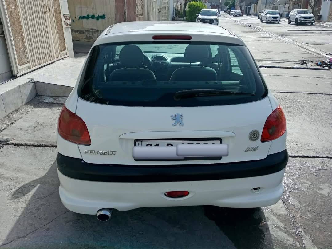 السلام عليكم
سيارة بيجو حجم 206 كير اوتماتيك موديل 2009 
بيه 4 قطع
رقم سليمانية جديد و هزة على شهر 6 
مكان اربيل 
السعر 45 ورقة 
رقم موبايل ***********
