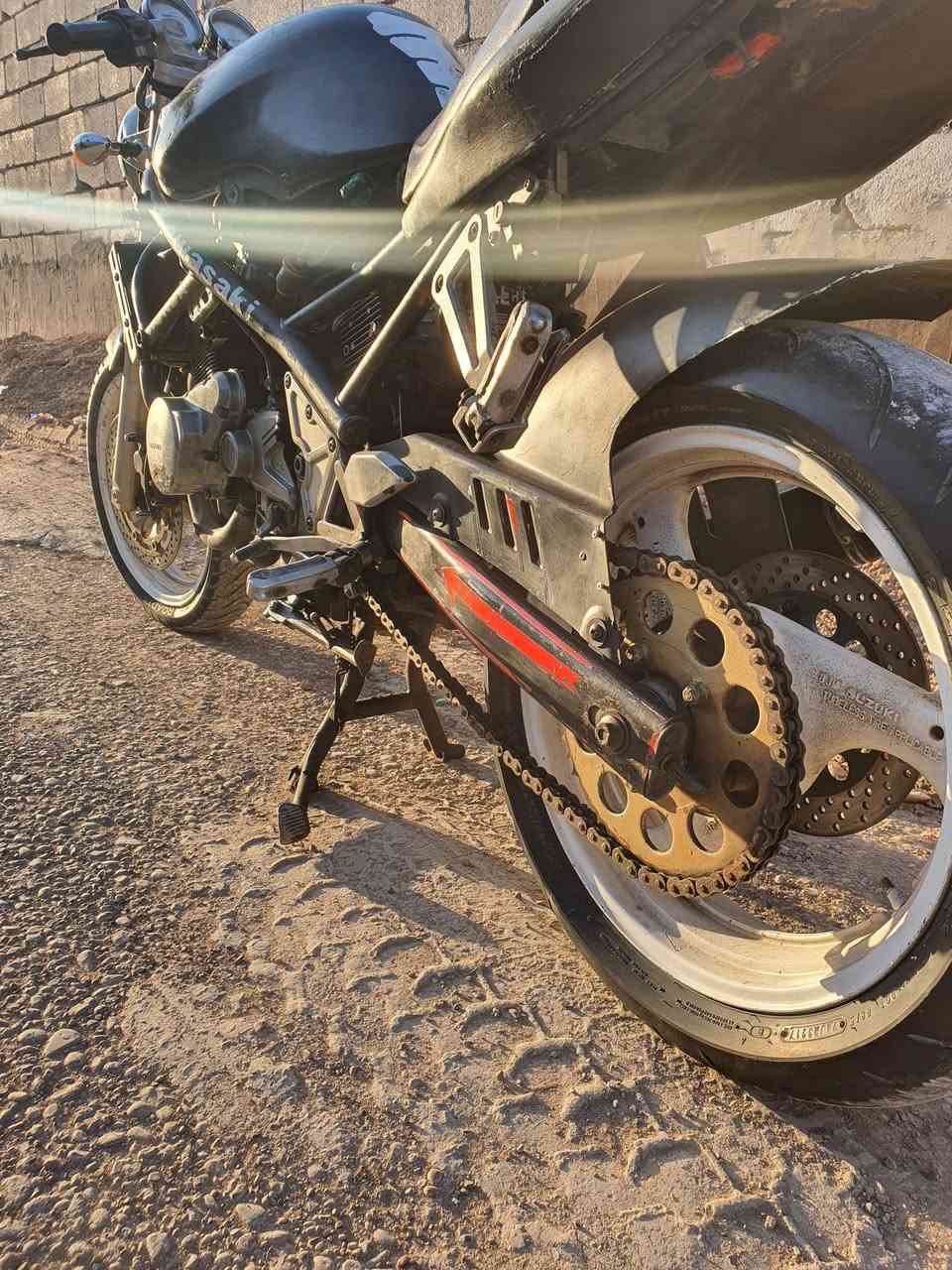 السلام عليكم من رخصة الادمن دراجة بطح بانده عادي مكينة250
دراجة مثل ماگدامكم يرادلها نواعم بسيطة كفرات
دراجة مال جناي مكينة خير من الله لاتنفيص ولا بخار
ركز بالصور زين موضح كلشي بصور
الدراجة تركتها شهر ونص
من رجعتلها سلف ماتشتغل اله ادفعها ماعرف لسبب ليش
تشتغل مثل لساعة معدل صاروخ
بس ماعرف ليش سلف گامت ماتشتغل
كهربايات كلة شغالة
اوراق 6نسخ اصلية گمرك 
الدراجة للبيع فقط سعرها 950
وبيها مجال بسيط حگ لجية
دراجة مال جناي مثل ماذكرت عوزها نواقص بسيطة كفرات
وهاهية مكاني بغداد جسر ديالئ سايد لواحد
رقم ***********
