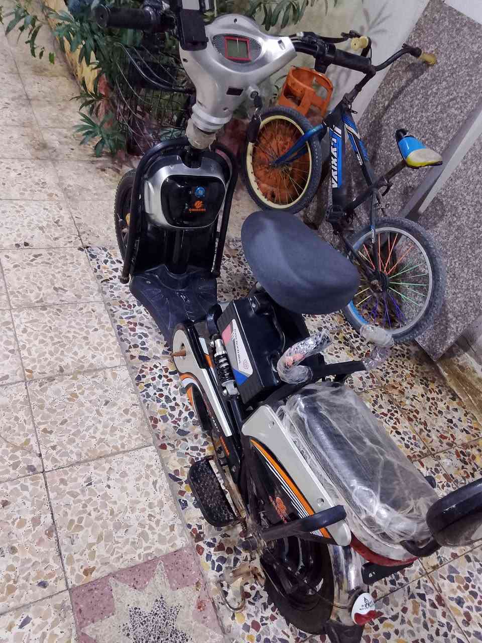 دراجة شحن للبيع شغاله كلشي ما بيها السعر 250 وبيها مجال مكاني البصره ابو الخصيب ***********
