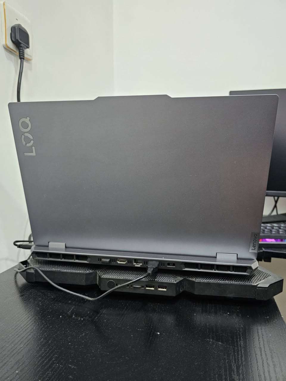 ​💻 للبيع: لابتوب جيمنج Lenovo LOQ (وحش الأداء) مستعمل
لأصحاب الألعاب الثقيلة، المونتاج، والتصميم، جهاز Lenovo LOQ 15IRX9 بمواصفات جبارة ودقيقة
​⚡ المواصفات التقنية التفصيلية:
​المعالج (CPU): Intel Core i7-13650HX يأتي بـ 14 نواة (6 للتحميل الثقيل + 8 للاقتصاد) و 20 مسار (Threads)، كاش 24MB، وبسرعة تصل إلى 4.9GHz. (من أقوى معالجات الجيل 13 للابتوبات).
​كارت الشاشة (GPU): NVIDIA GeForce RTX 4060 بذاكرة 8GB GDDR6
​الذاكرة العشوائية (RAM): 16GB  DDR5  بتردد 4800MHz.
​الهارد (Storage): 512GB SSD من نوع NVMe PCIe Gen 4 فائق السرعة.
​الشاشة (Display): بحجم 15.6 بوصة بدقة FHD ومعدل تحديث 144Hz تقدم سلاسة تامة بالألعاب.
​البطارية: 4CELL بقدرة 60Wh
​النظافة: 95% (نظيف جداً وشبه جديد).
​ملاحظة هامة: الجهاز خارج الضمان، وتوضيحاً للمشتري: تم تبديل قطعة المذربورد (Motherboard) داخل الشركة رسميًا بسبب خلل مصنعي سابق، يعني اللابتوب الآن يعتبر بحكم الجديد تماماً 
​الضمان: من عندي أنطيك ضمان تشغيل وفحص لمدة أسبوعين 
​💰 السعر:
​ مليون و 400 ألف دينار (وبي مجال بسيط للشراي ) علما ان سعر الجديد هسه بنفس المواصفات مليون و 750-800
​📍 الموقع: الموصل
 تفضل خاص لمعرفة باقي التفاصيل.
*********** واتساب
