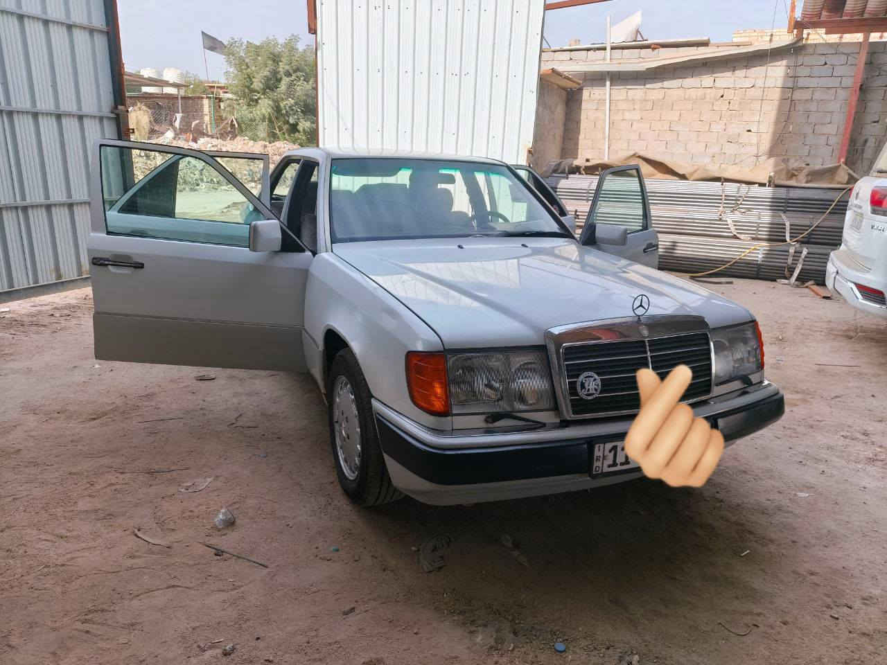 السلام عليكم للبيع 
مارسدس دب E300
كفاله عامه غرفه جديده كرهبائيه تخم تاير جديد حداديه جديده مكينه جديده 
السياره مابيهه اي نقص
بغداد انكليزي 
السعر 67
للاستفسار الاتصال***********
