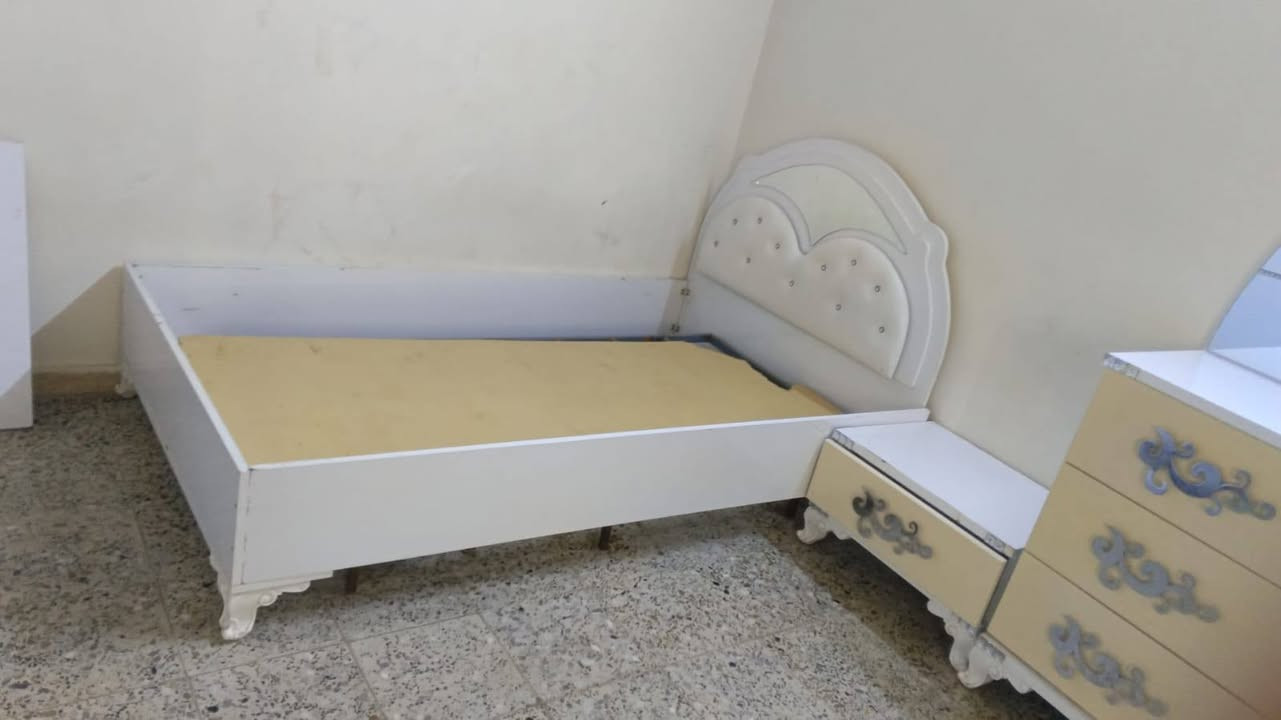 غرفة نوم تركي سرير عدد 2 ست قطع بعض القطع يرادلها براغي ترتيب قليل مكان الميثاق سعر 200 وبيها مجال***********
