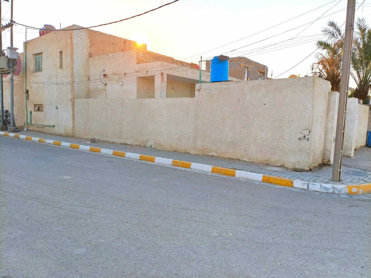 بيت حي سعيد قرب مدرسة الاوتاد بظهر المدرسة ركن على شارعين مناسب وسعر قطعه هم مكان راقي ومرتب، غرفتين الطابق الثاني، وغرفه وهول ومطبخ وصالة وحديقه جبيره وصحيات داخلية وخارجية البيت عكاده نظيف ما بي اي رطوبه اوي شي، السعر 63وبيه مجال بسيط للشراي، ***********
