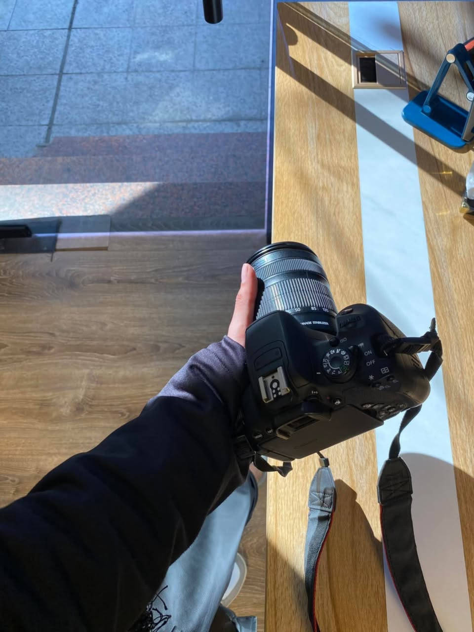 كاميرا
Canon EOS 700D Rebel T5i).

نوع الكاميرا: DSLR (كاميرا رقمية ذات عدسة أحادية عاكسة).

تتميز بمستشعر APS-C بدقة 18 ميجابكسل، وشاشة لمس متحركة، وقدرة على تسجيل الفيديو بدقة Full HD.
 مع جنطه وكيبلات توصيل مع رام ٦٤ وبطاريه وحده وشاحن البطاريه

للبيع السعر خاص
 المكان ديوانيه


**إذا كنت صاحب هذا الإعلان وتريد حذفه لأي سبب، رجاءا أرسل رسالة إلى الدعم الفني**