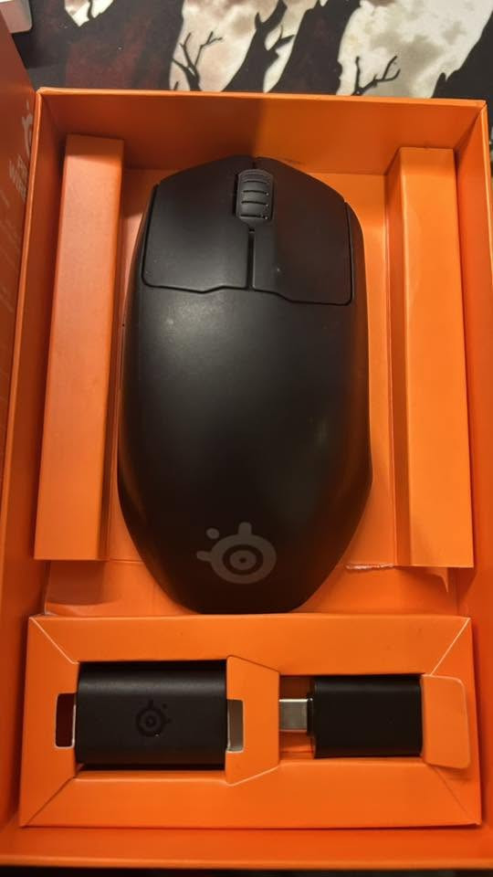 SteelSeries Prime Wireless
مو مجرد ماوس ألعاب، هذا ماوس مصمم من الأساس للألعاب التنافسية والبطولات. تم تطويره بالتعاون مع أكثر من 100 لاعب Esports محترف حتى يكون كل جزء منه موجه للفوز والأداء العالي.  

المواصفات التفصيلية

*  المستشعر: TrueMove Air
*  الدقة: 18,000 CPI (DPI)
*  سرعة التتبع: 400 IPS
*  التسارع: 40G
*  الاتصال: Quantum 2.0 Wireless منخفض التأخير
*  Polling Rate: حتى 1000Hz
*  البطارية: أكثر من 100 ساعة لعب على شحنة واحدة
*  الوزن: 80 غرام
*  السويتشات: Prestige Optical Magnetic
*  عمر السويتشات: أكثر من 100 مليون ضغطة
*  يدعم حفظ إعدادات DPI وPolling Rate داخل الماوس نفسه
*  شحن USB-C سريع
*  مناسب خصوصاً لـ Claw Grip و Fingertip Grip  

ليش يعتبر ماوس بطولات؟

 شركة  SteelSeries سوّقت سلسلة Prime على أنها سلسلة Esports احترافية، وتم تصميمها مع لاعبين محترفين بهدف المنافسات الرسمية. كما استُخدمت ماوسات Prime من قبل لاعبين معروفين في مشهد Counter-Strike مثل Finn Andersen وظهر استخدامها ضمن بيئات تنافسية احترافية.  

إذا كان الماوسات مثل السيارات، فالـ Prime Wireless مو سيارة استعراض مليانة أضواء، بل سيارة سباق تركيزها كله على الأداء. لا RGB مبالغ فيه، لا وزن مزعج، لا بطارية ضعيفة. كل شيء فيه معمول حتى يخليك تركز على التصويب والفوز.

 تتبع دقيق جداً
 استجابة لاسلكية سريعة جداً
 بطارية جبارة
 سويتشات من أقوى وأطول السويتشات عمراً بالسوق
 مريح للجلسات الطويلة
 فعلاً مصمم بروح البطولات والـ Esports

 تقييمي له بالألعاب التنافسية مثل CS2 وValorant: 9/10. حتى في 2026 ما زال ماوس محترم جداً. خلل بسيط جدا فقط بالسكرول يتبدل بسعر رخيص وهيه قطعة استهلاكية وبسيطة
السعر الاصلي:135الف
السعر المعروض:75الف استعمال خفيف 
للتواصل على الرقم ***********
