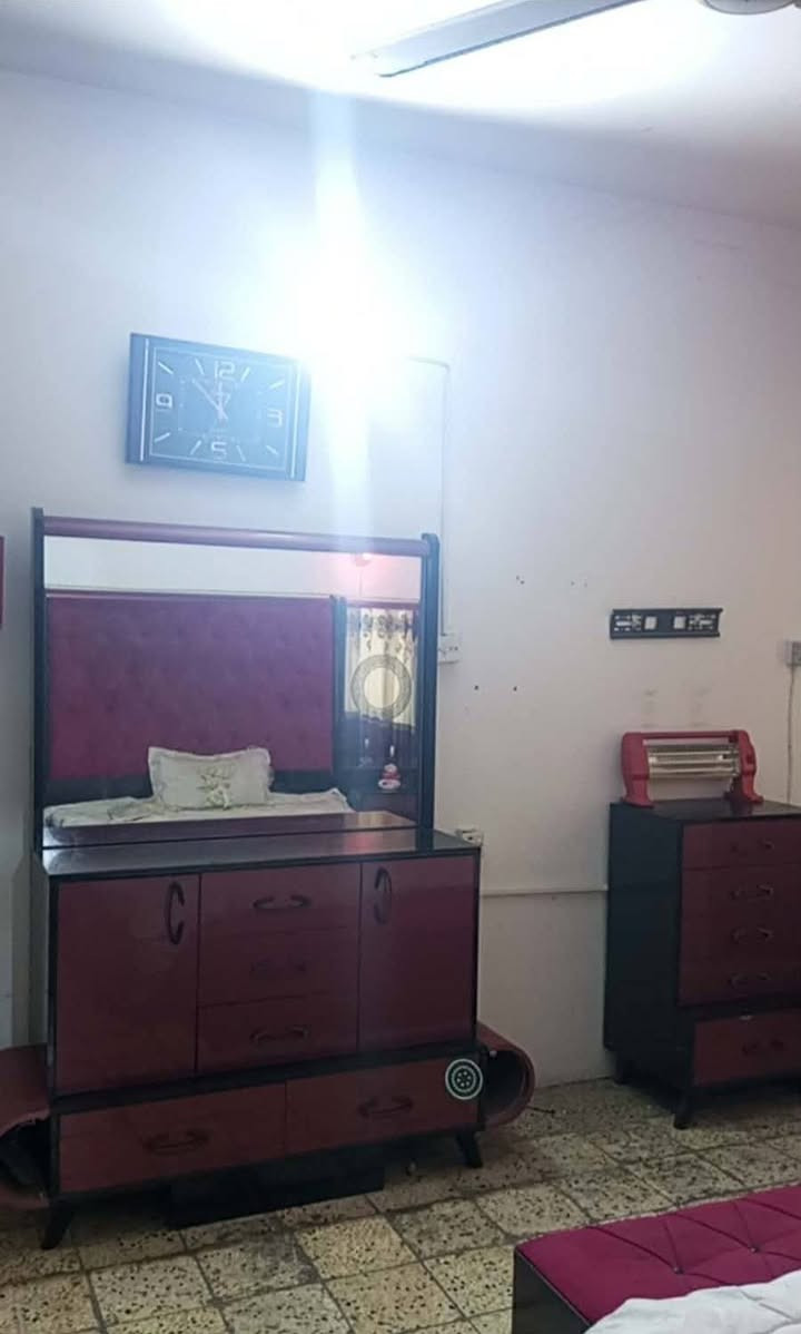السلام عليكم اخوان للبيع غرفت نوم باب اول  تكمه قويه هيه والدوشك  600 وبيه مجال قليل..علما ماخذه قبل ١٨ ورقه..رقمي *********** يوجد واتساب
