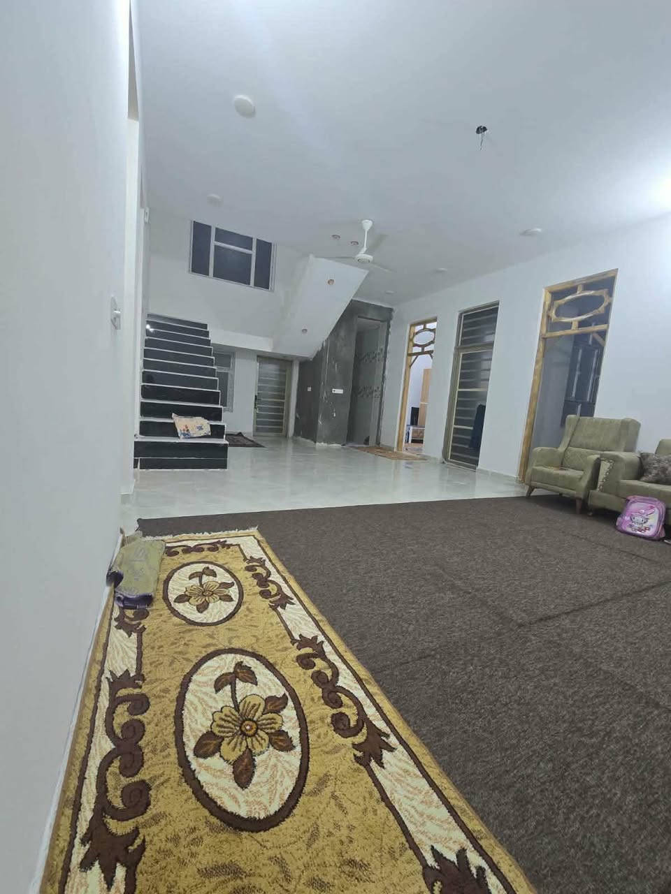السلام عليكم بيت لبيع مساحه 250 موقع راشديه قرب ابو كاظم المياحي  بيت بناء حديث الارضيه رفت بيه 3غرف نوم طابق الاول 2طابق الثاني يتكون  غرفه ساحه درج كبيره مجمع صحيات سعره 126بيه مجال الاستفسار ***********
