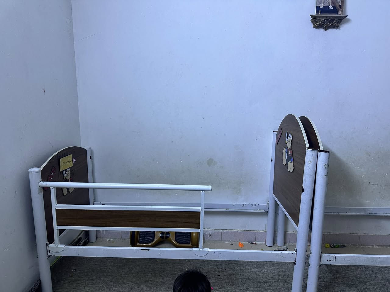 السلام عليكم 
جرباية اطفال الطول 150 سنتم والعرض 80 سنتم حديد ثقيل وقوي بحالة جيدة ونظيفات مستخدمات قليل يرهمن طابقين بيهم مصدات جانبية ودرج 
سعرهم 100 
مكاني الجبيلة شارع السايلو 
*********** للاستفسار
